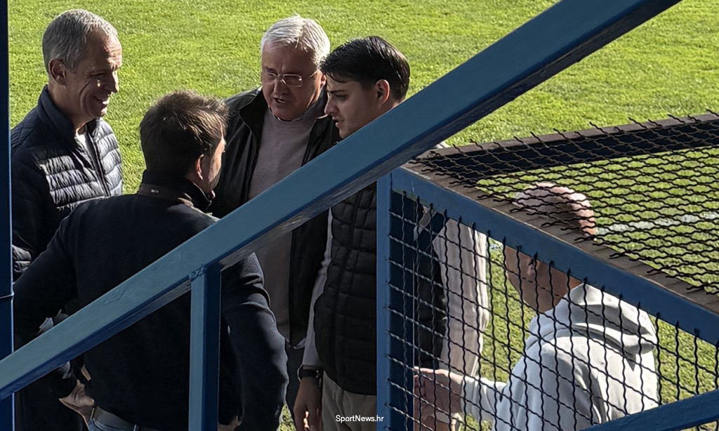 Trener juniora Dinama Jerko Leko i predsjednik Komisije nogometnih sudaca HNS-a Bertrand Layec uveličali su ionako sjajnu atmosferu u Jarunu.