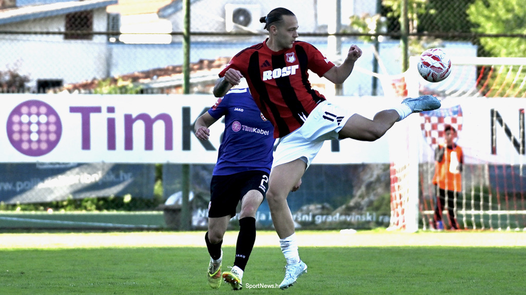 Ivan Šaranić igra nogomet zbog kojeg se dolazi na stadion